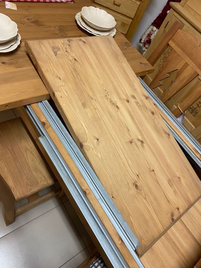 Tavolo in legno massello per cucina con sedie e spazio di passaggio adeguato