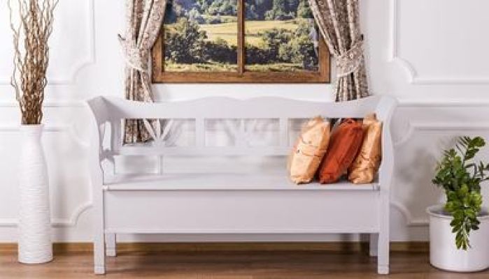 Tavolo rustico in legno massello in cucina stile montagna con atmosfera calda
