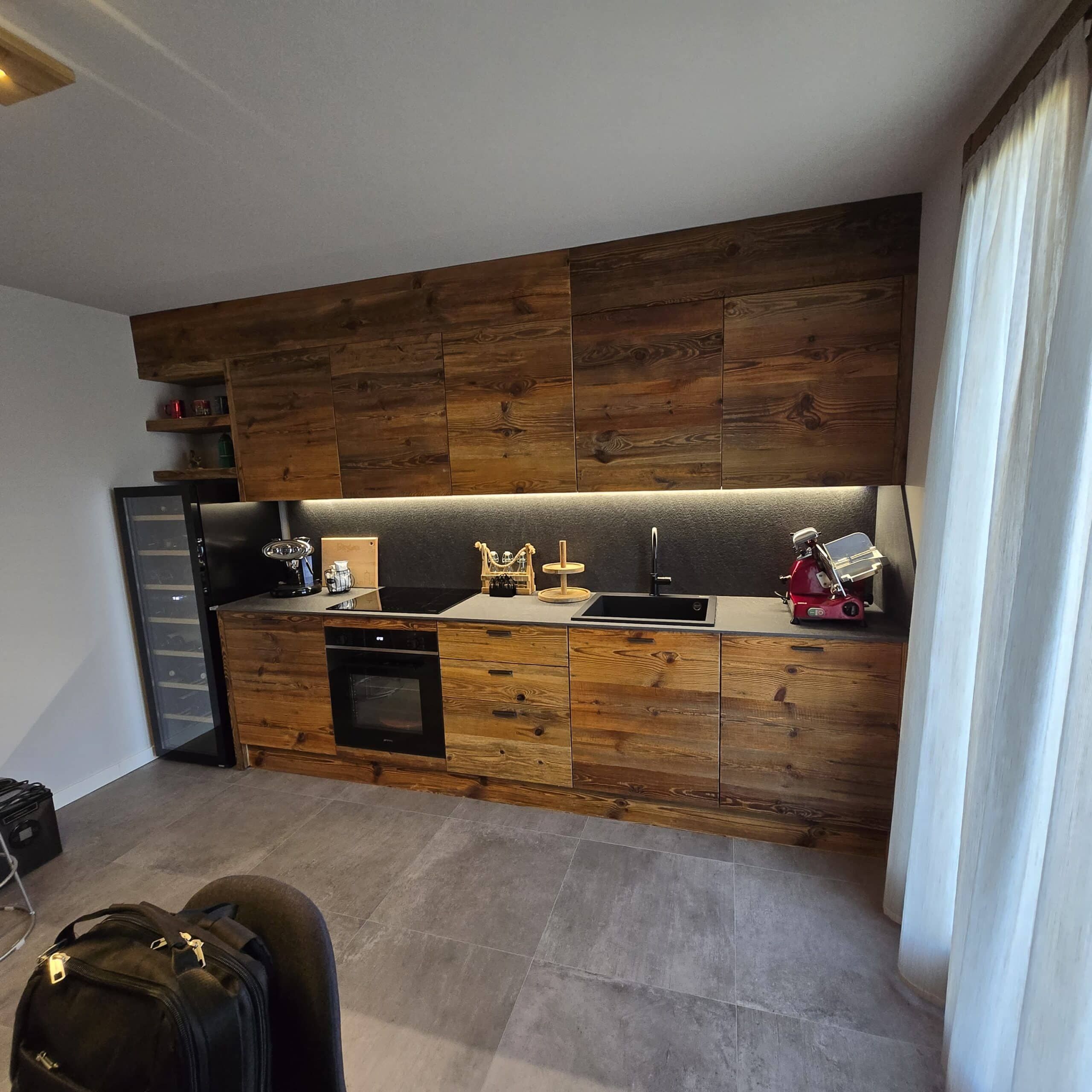 Arredamento rustico moderno con mobili in legno massello e design contemporaneo