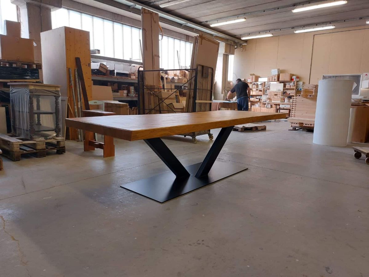 Dettaglio di mobili rustici contemporanei in legno massello moderno con finitura naturale