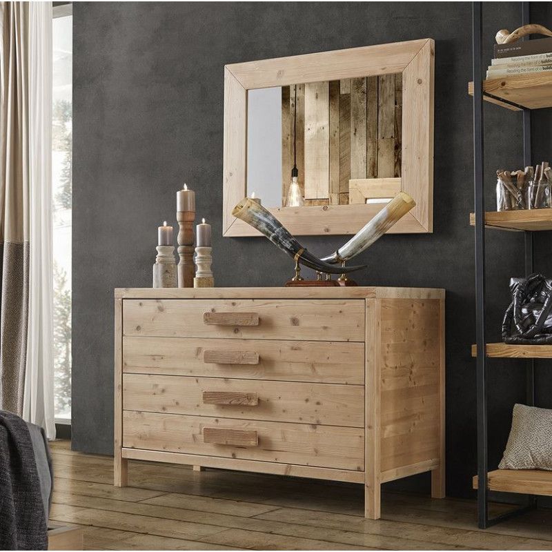 Tavolo rustico in legno massello in cucina stile montagna con atmosfera calda