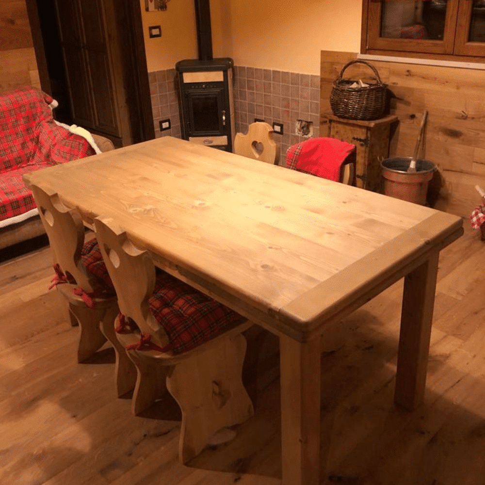 Tavolo rustico da taverna: come scegliere il tavolo adatto alla tua taverna