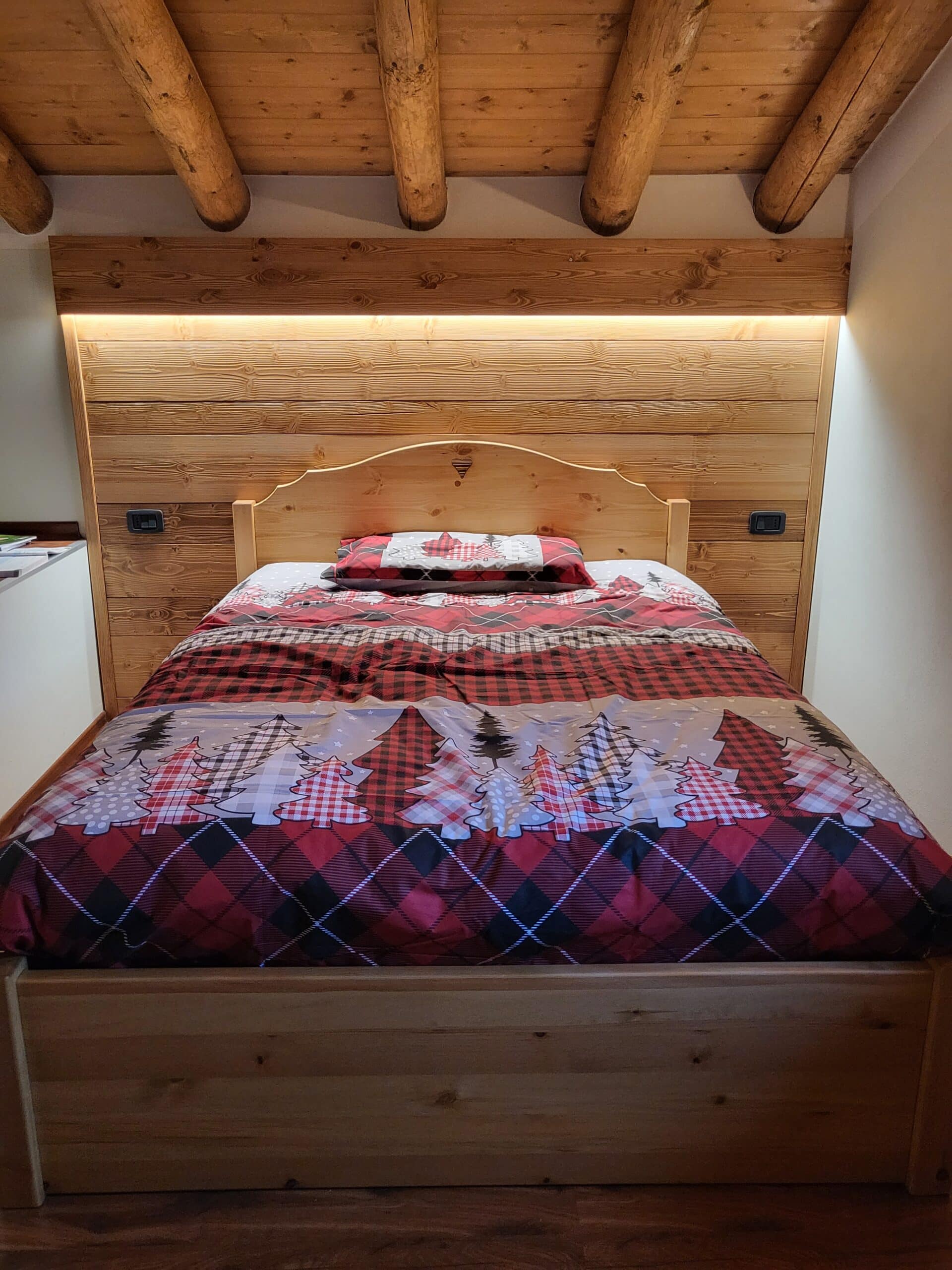 Letto in legno massello: come scegliere modello, misure e finitura
