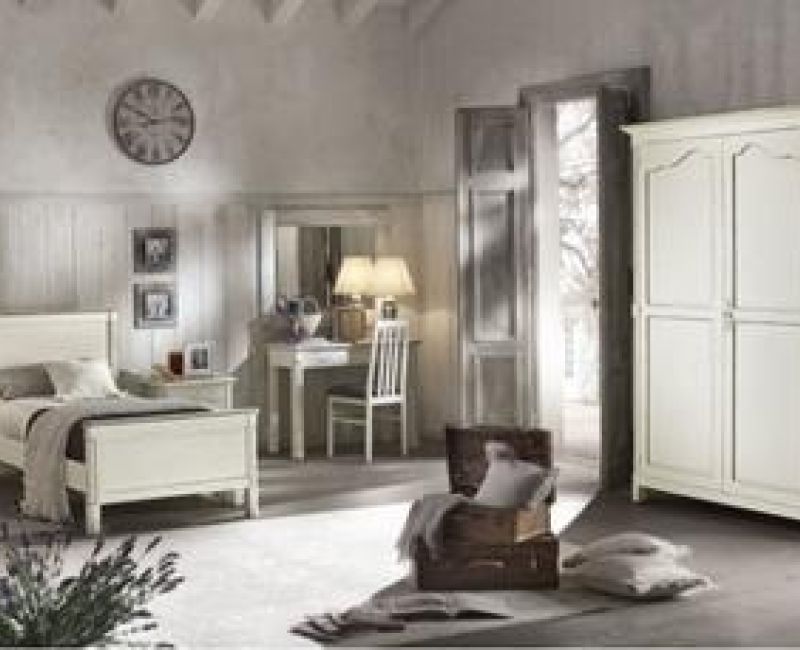 Armadi e bonnetiere in legno